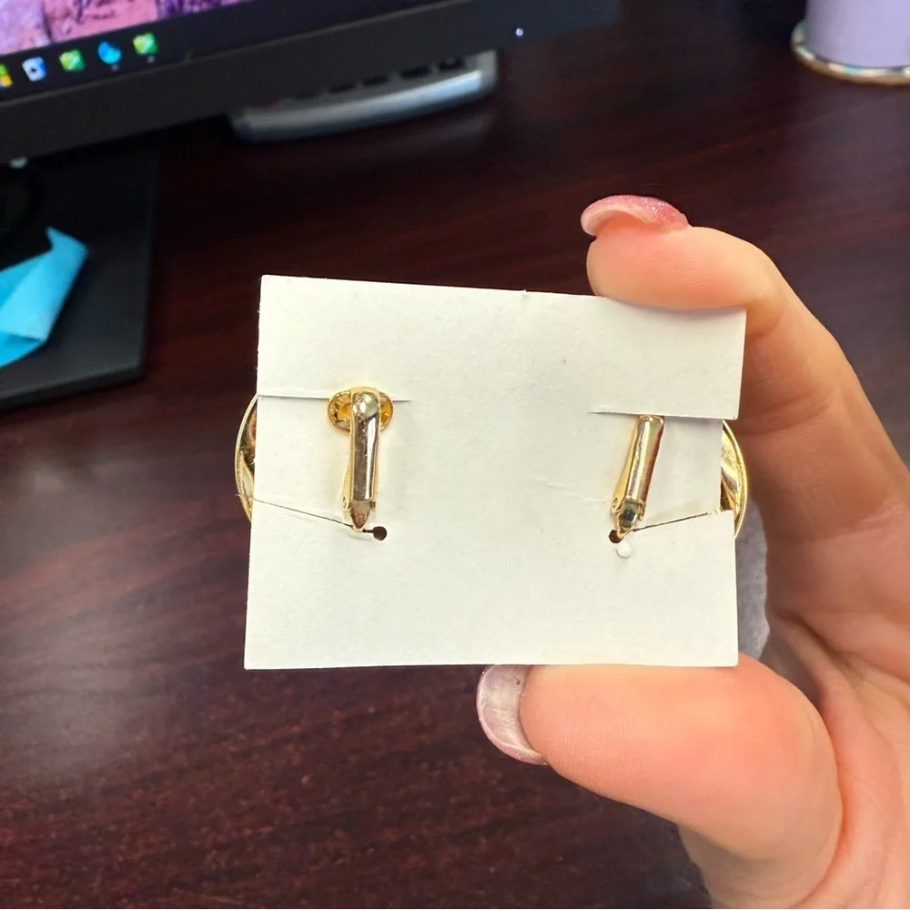 Avon vintage “Opulent Swirl” Goldtone clip Earrings NIB 1987